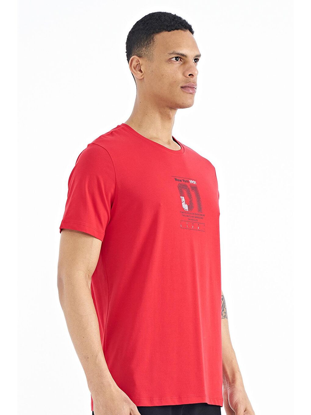 Kırmızı Ön ve Tek Kol Baskı Detaylı O Yaka Erkek Tişört - 88176-4