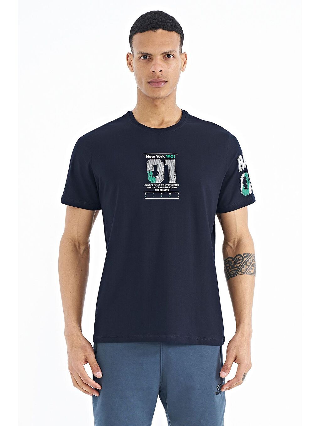 Lacivert Ön ve Tek Kol Baskı Detaylı O Yaka Erkek Tişört - 88176