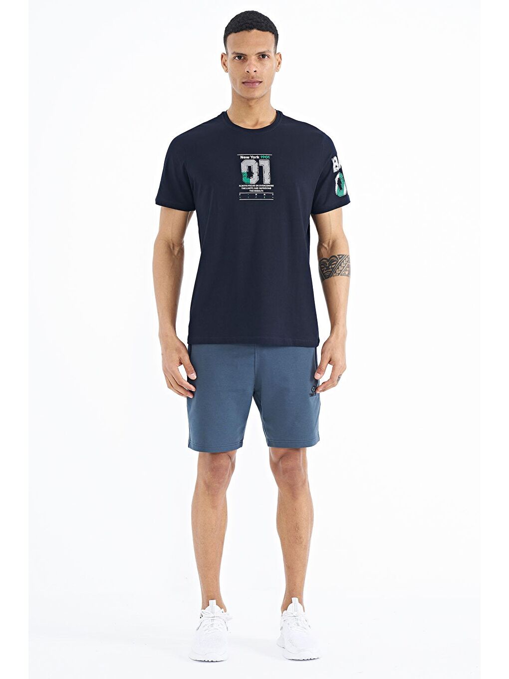 Lacivert Ön ve Tek Kol Baskı Detaylı O Yaka Erkek Tişört - 88176-1