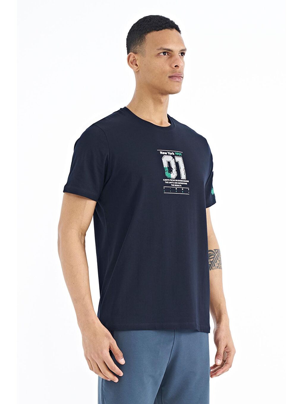 Lacivert Ön ve Tek Kol Baskı Detaylı O Yaka Erkek Tişört - 88176-3