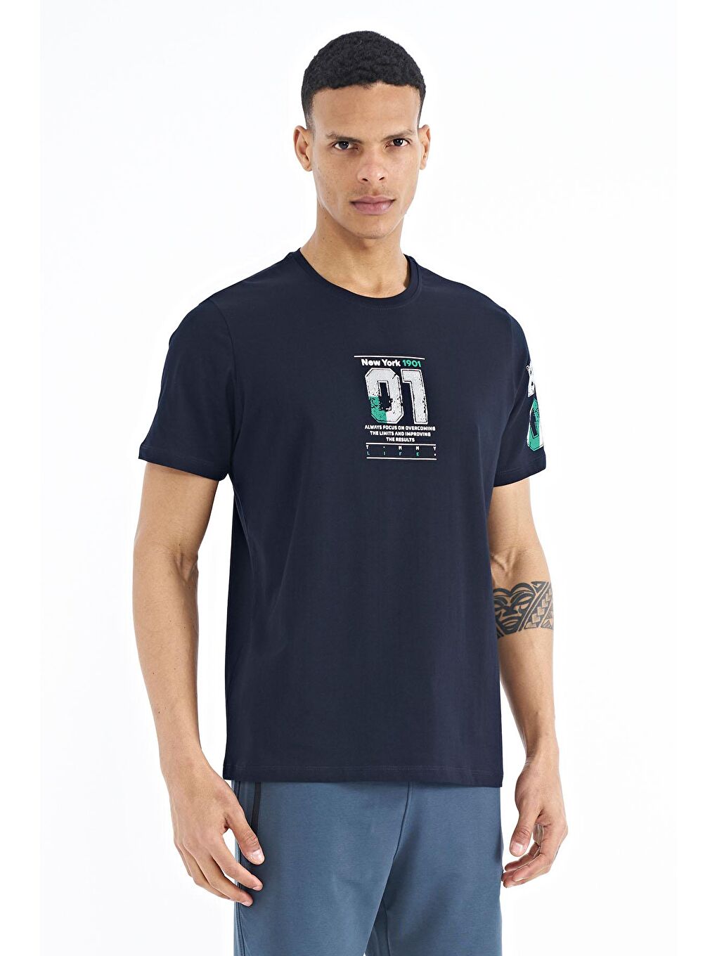 Lacivert Ön ve Tek Kol Baskı Detaylı O Yaka Erkek Tişört - 88176-4