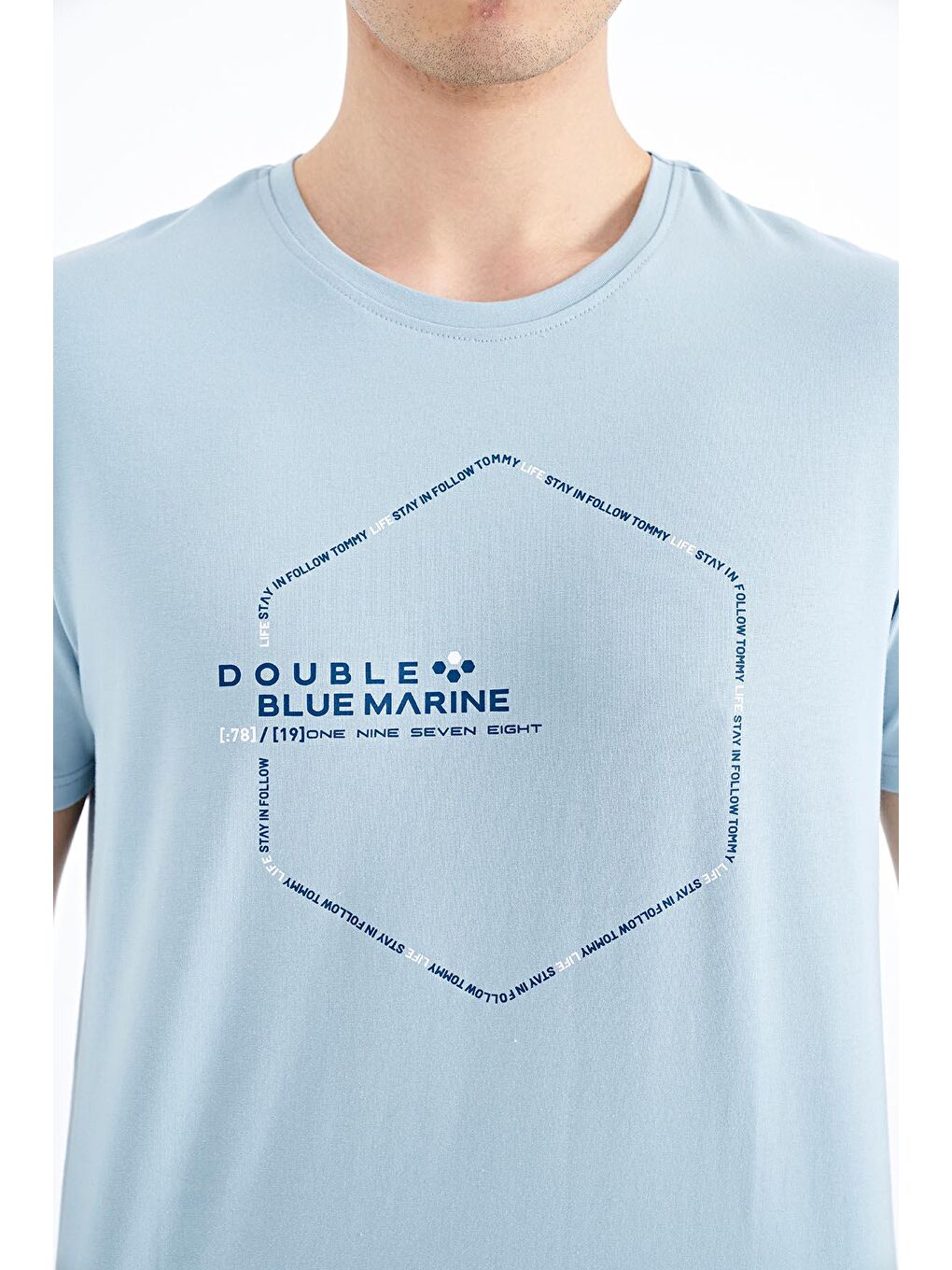 Açık Mavi Yazı Geometri Basklı Standart Kalıp Erkek Tişört - 88198-1