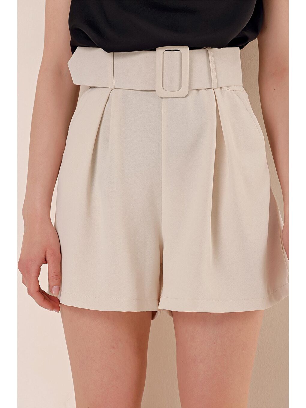 Kadın Bej Kemerli Cepli Dökümlü Şort-1