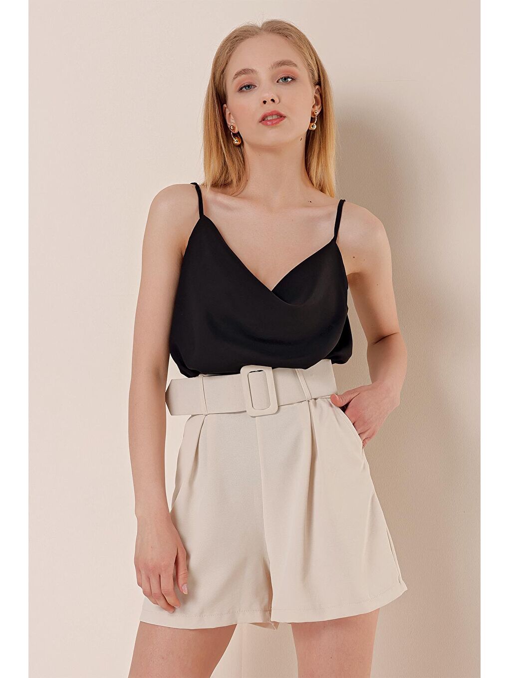 Kadın Bej Kemerli Cepli Dökümlü Şort-2