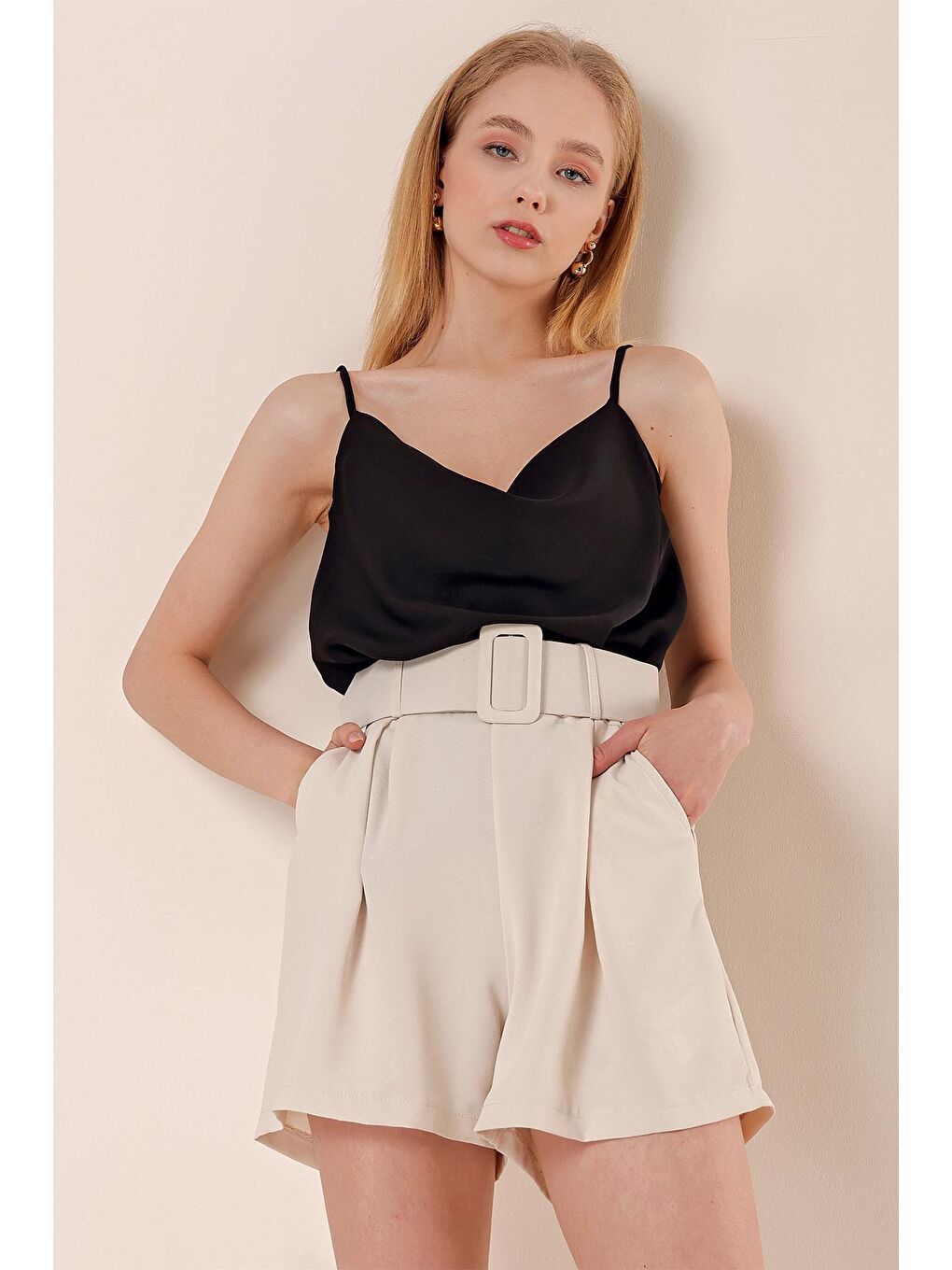 Kadın Bej Kemerli Cepli Dökümlü Şort-3