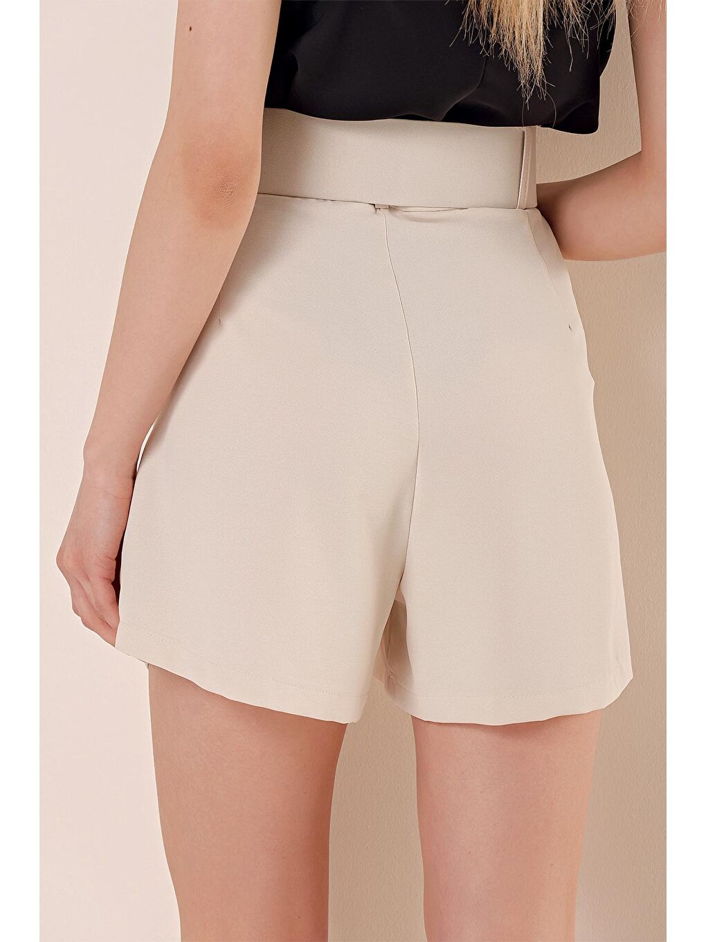 Kadın Bej Kemerli Cepli Dökümlü Şort-4
