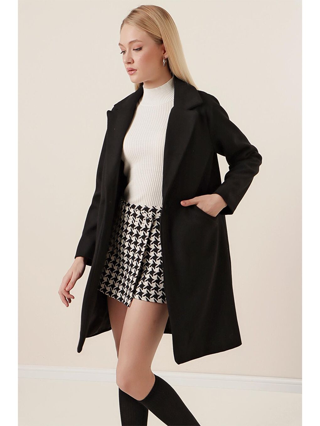 Kadın Siyah Tek Düğmeli Cepli Kaşe Kaban