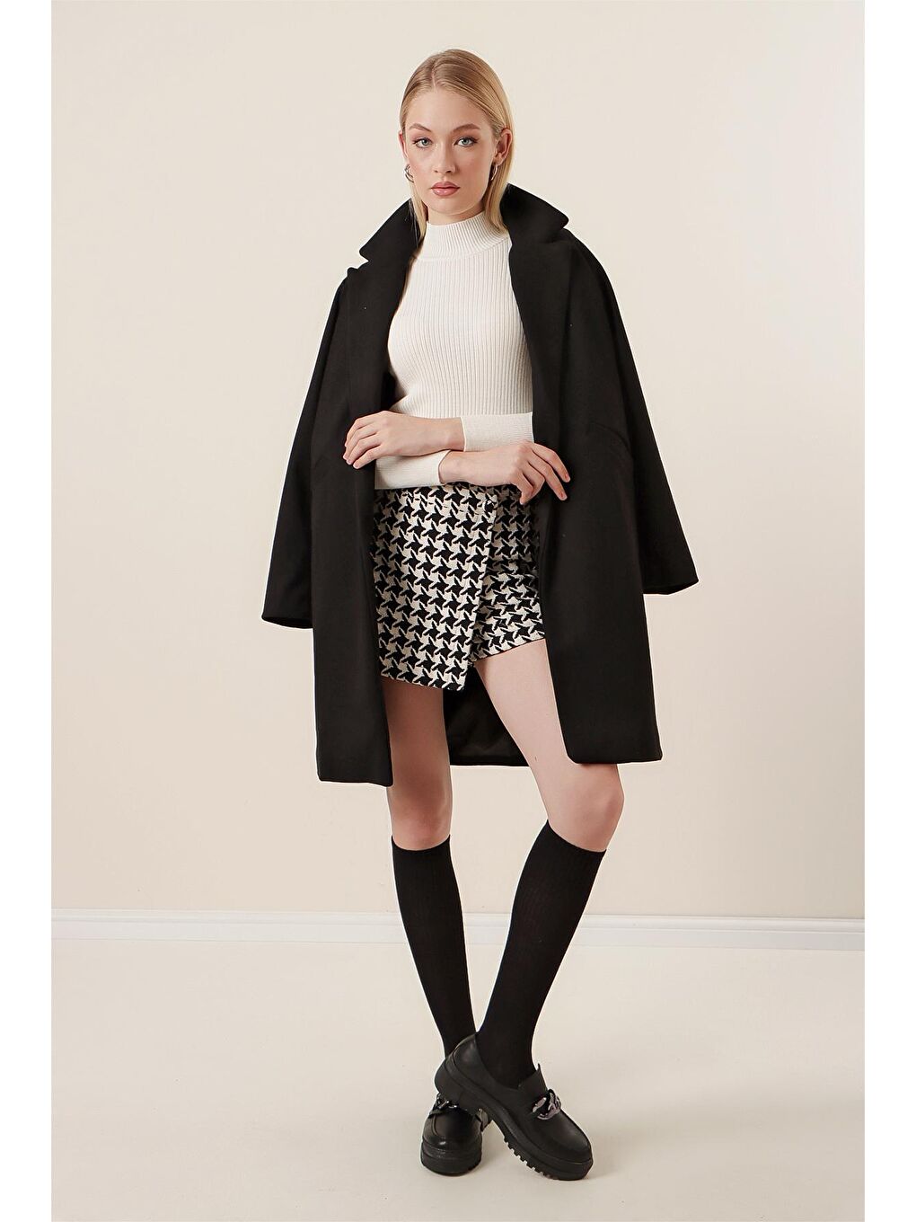 Kadın Siyah Tek Düğmeli Cepli Kaşe Kaban-1