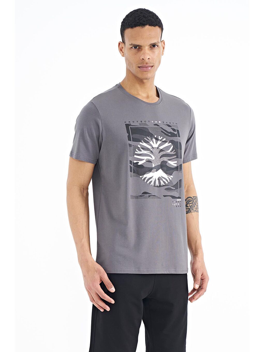 Koyu Gri Desen Baskılı O Yaka Standart Kalıp Erkek Tişört - 88232-4