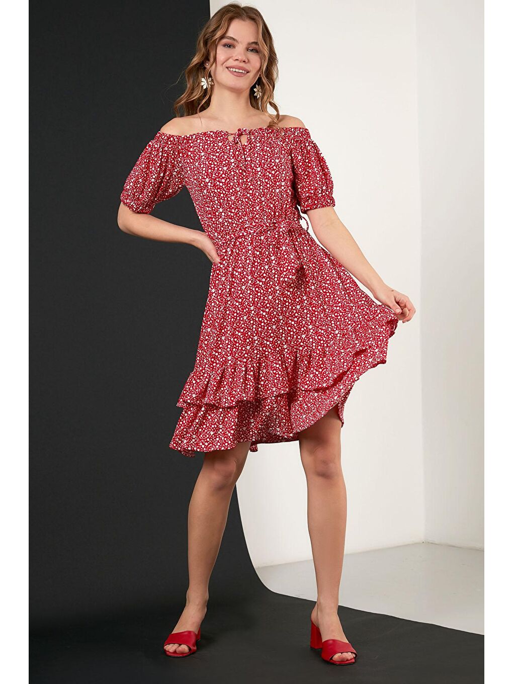 Kırmızı Carmen Yaka Bağlama Detaylı Volanlı Elbise 5864506Y11