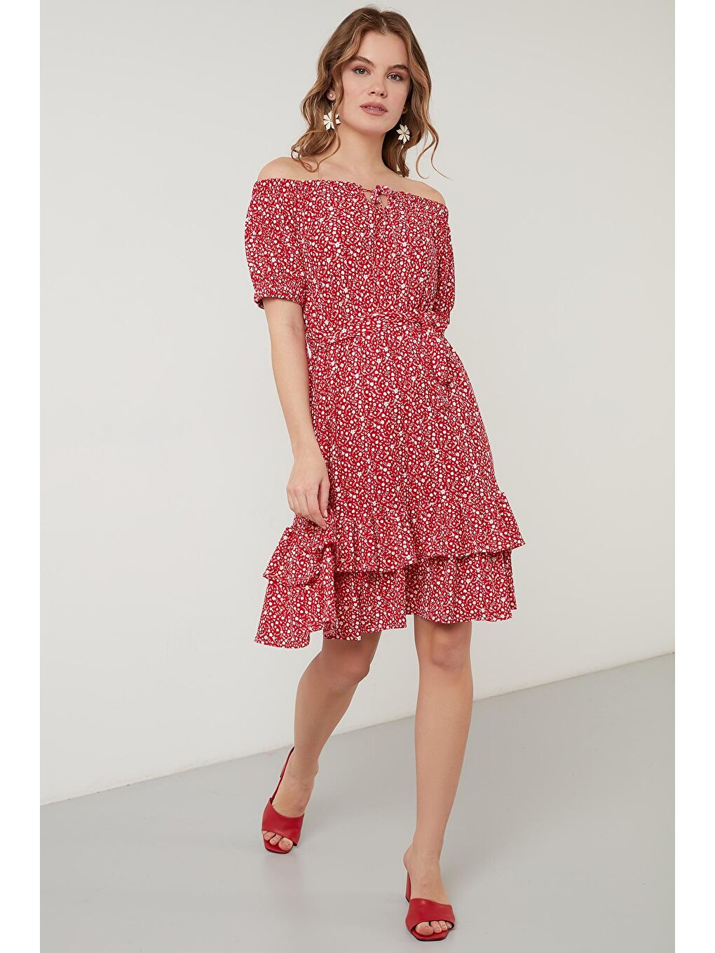 Kırmızı Carmen Yaka Bağlama Detaylı Volanlı Elbise 5864506Y11-2