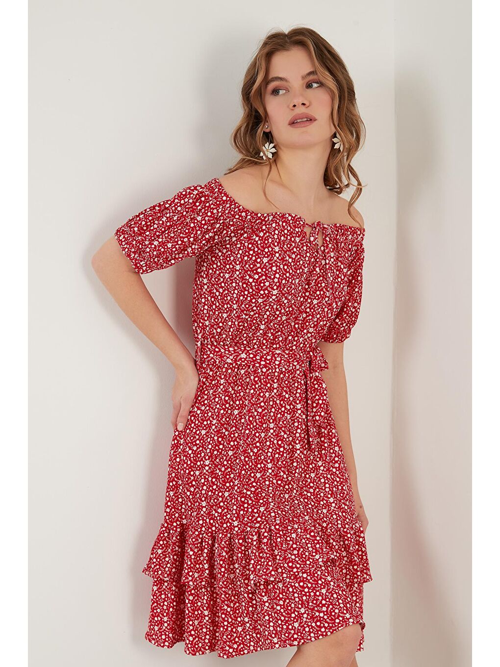 Kırmızı Carmen Yaka Bağlama Detaylı Volanlı Elbise 5864506Y11-3