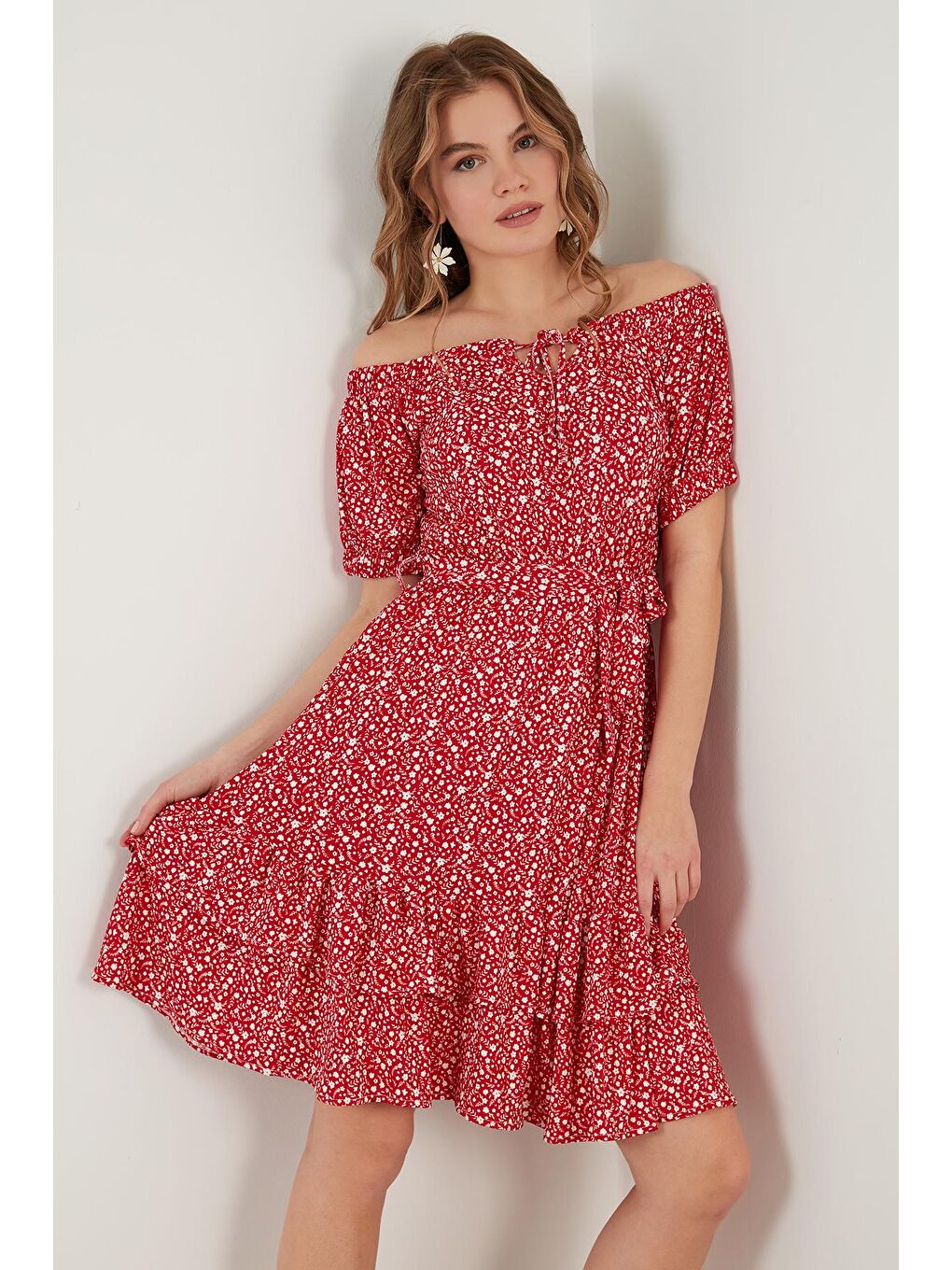 Kırmızı Carmen Yaka Bağlama Detaylı Volanlı Elbise 5864506Y11-4