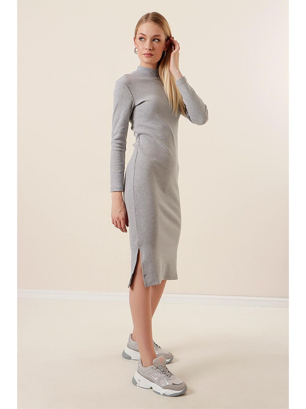 Kadın Gri Yarım Balıkçı Yaka Yırtmaçlı Elastanlı Diz Altı Fitilli Elbise