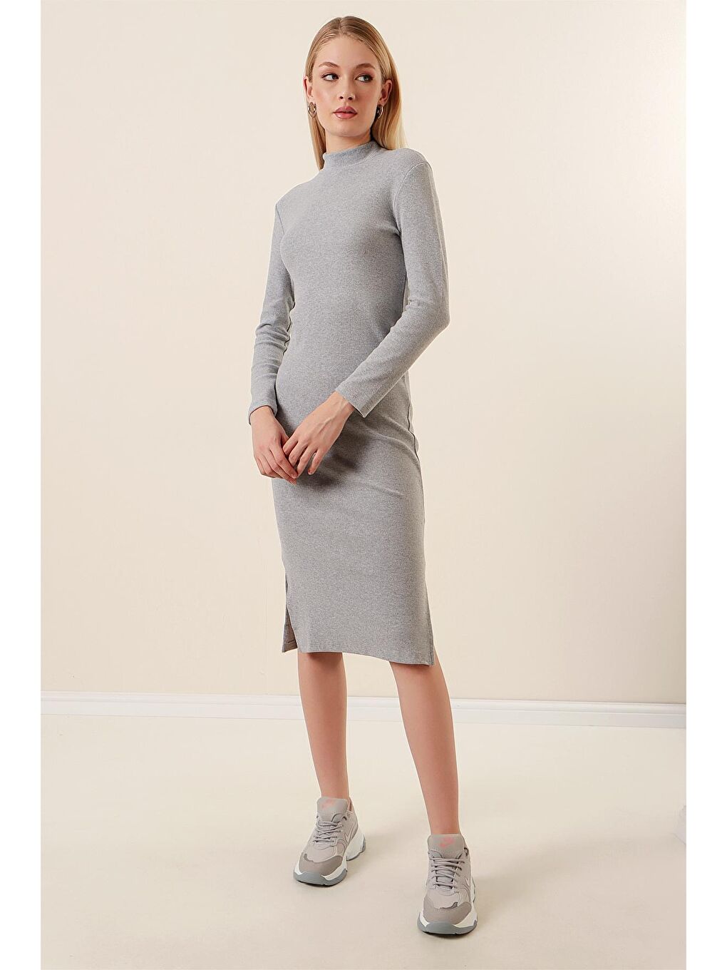 Kadın Gri Yarım Balıkçı Yaka Yırtmaçlı Elastanlı Diz Altı Fitilli Elbise-1