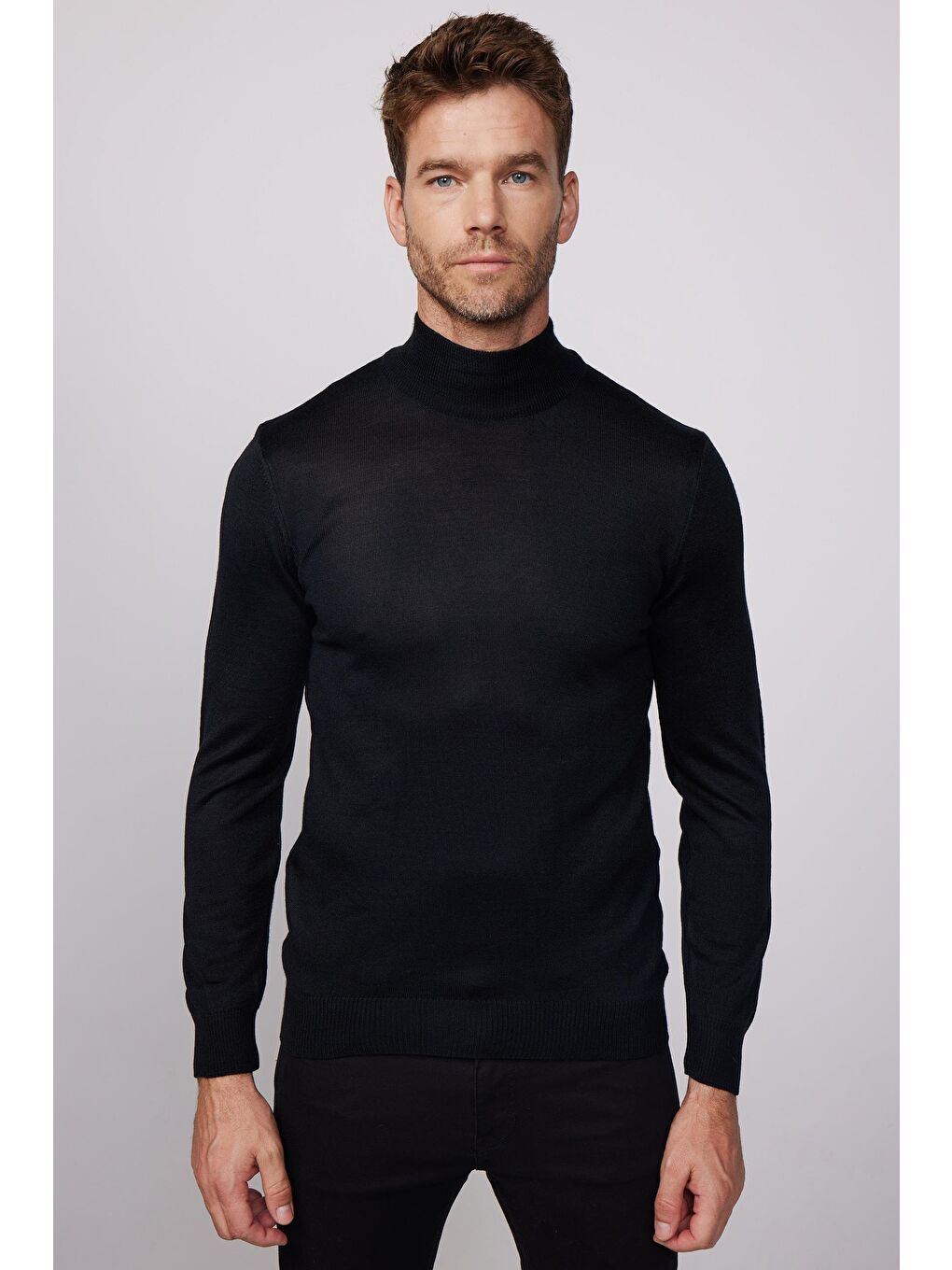 Erkek Standart Fit Normal Kesim Yarım Balıkçı Yaka Düz Siyah Triko Kazak-1