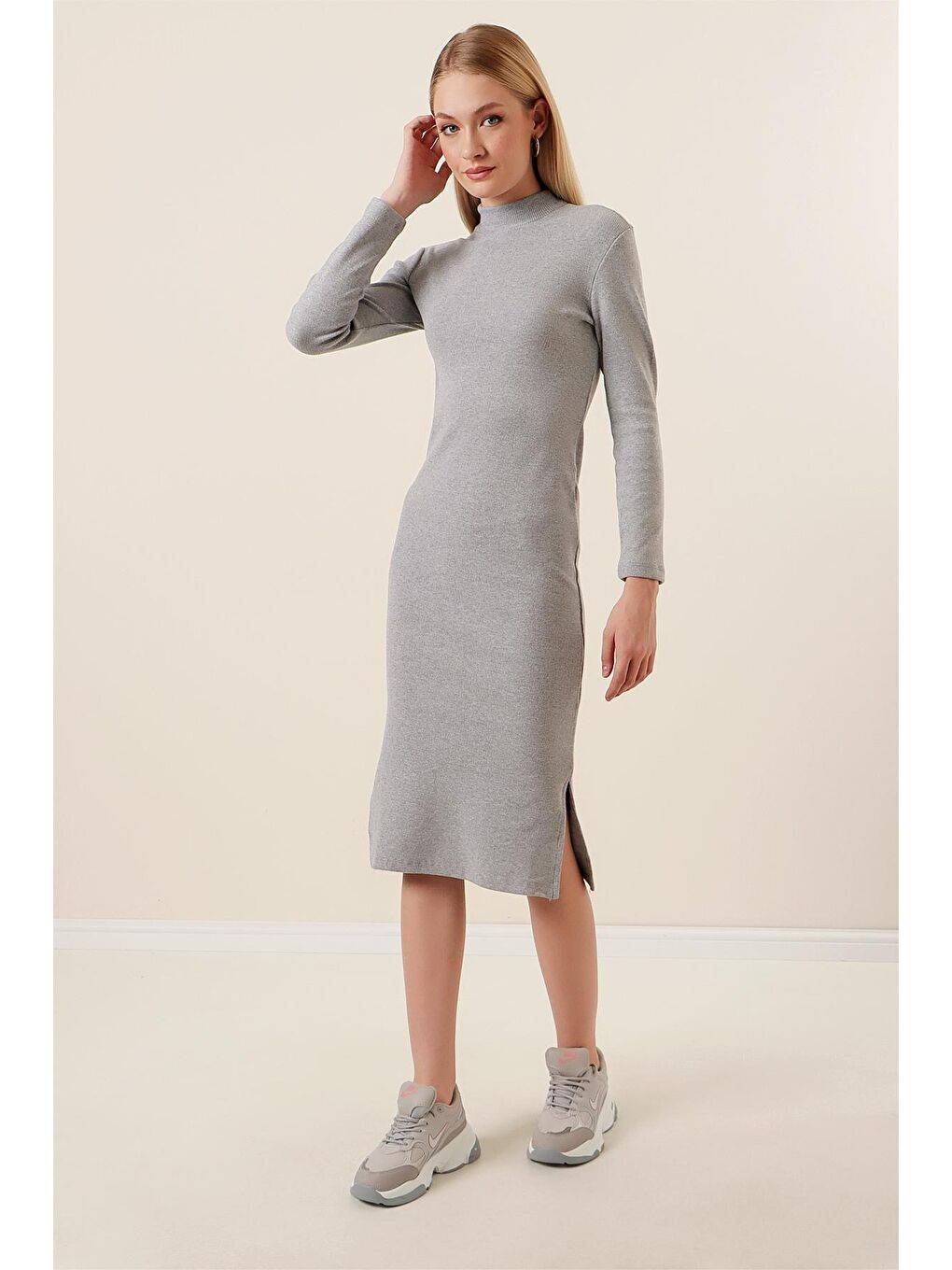 Kadın Gri Yarım Balıkçı Yaka Yırtmaçlı Elastanlı Diz Altı Fitilli Elbise-2