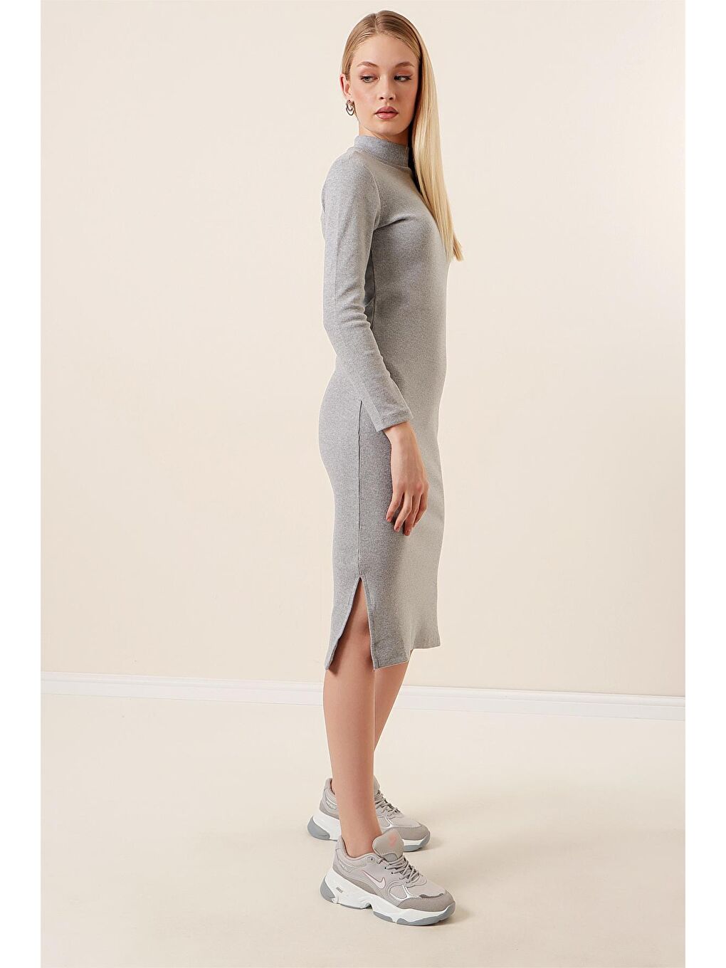 Kadın Gri Yarım Balıkçı Yaka Yırtmaçlı Elastanlı Diz Altı Fitilli Elbise-3