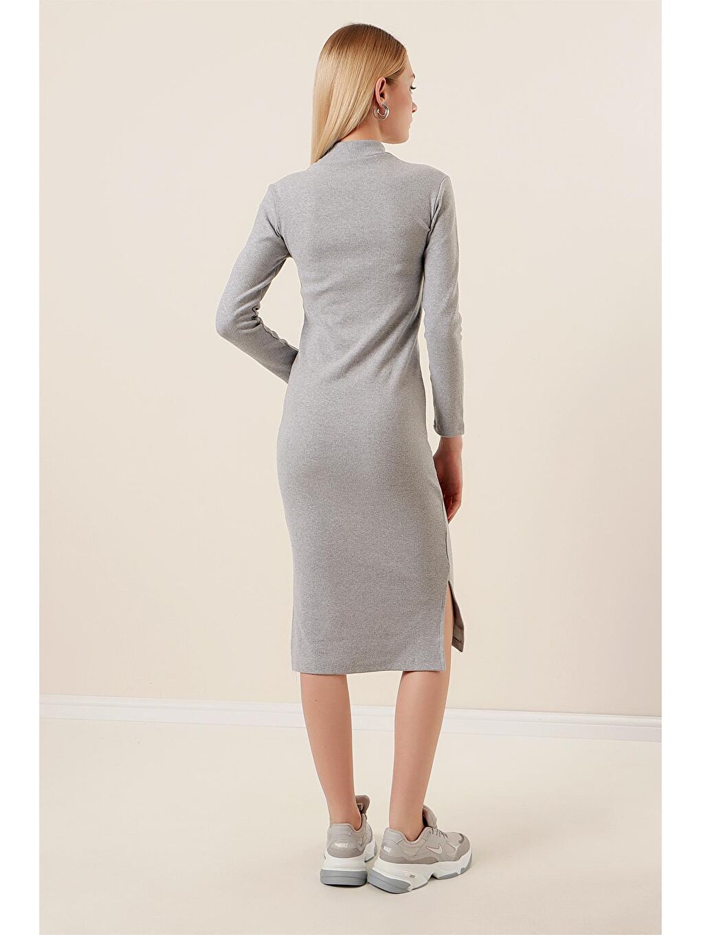 Kadın Gri Yarım Balıkçı Yaka Yırtmaçlı Elastanlı Diz Altı Fitilli Elbise-4