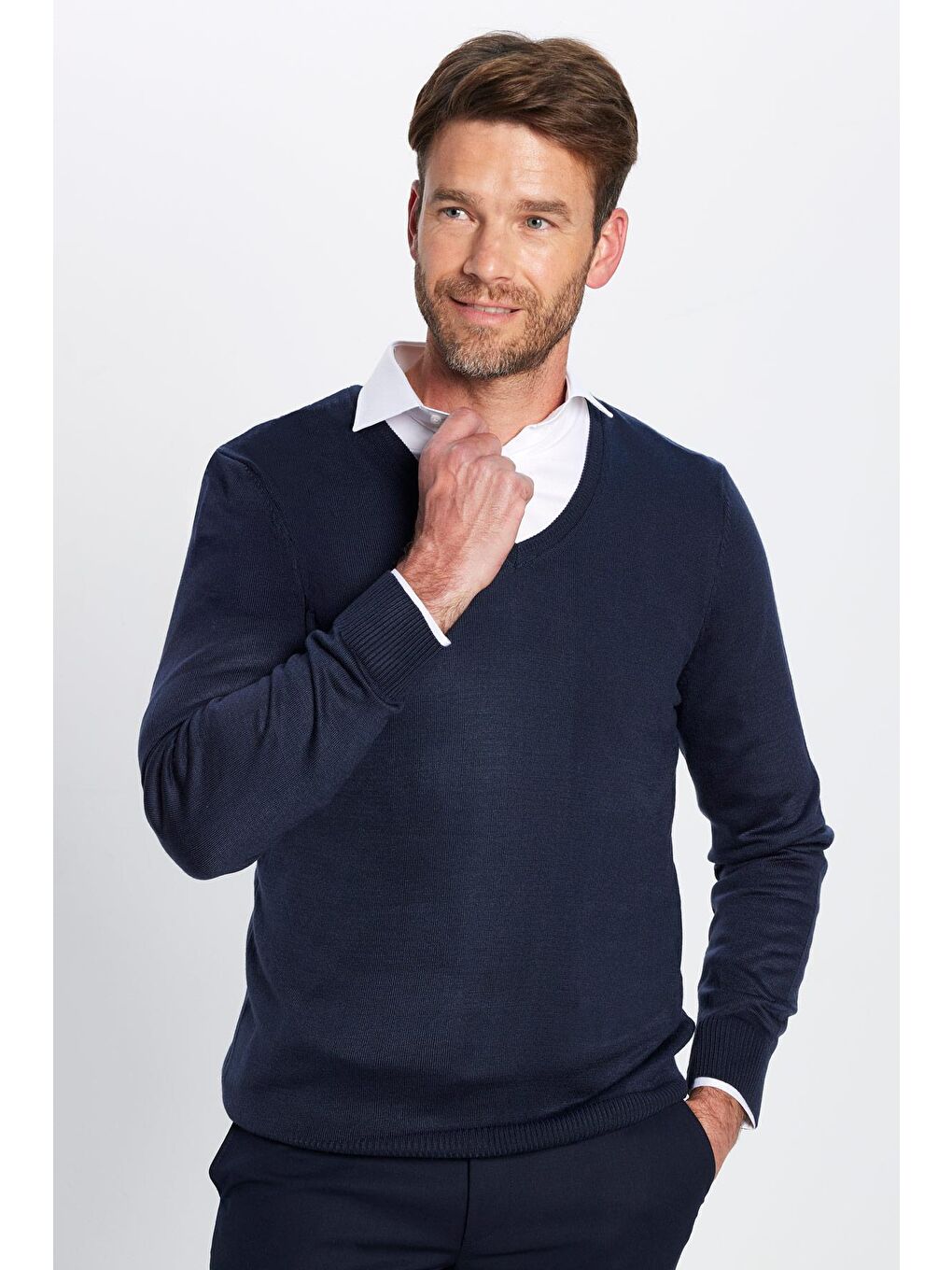 Erkek Standart Fit Normal Kesim Yumuşak Dokulu Tüylenmeyen Lacivert V Yaka Triko Kazak-1