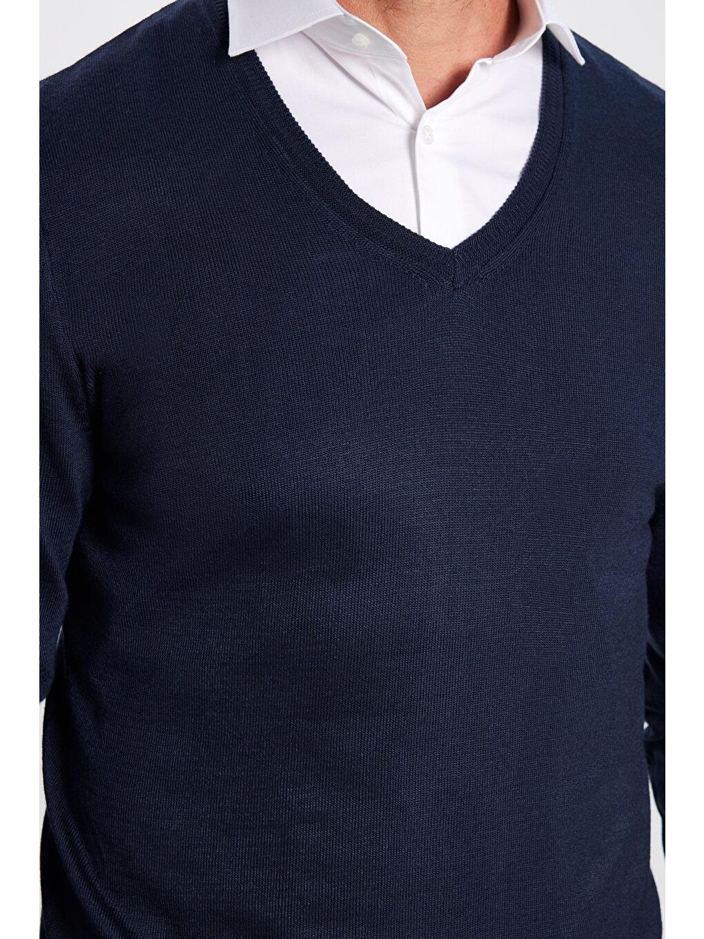 Erkek Standart Fit Normal Kesim Yumuşak Dokulu Tüylenmeyen Lacivert V Yaka Triko Kazak-3
