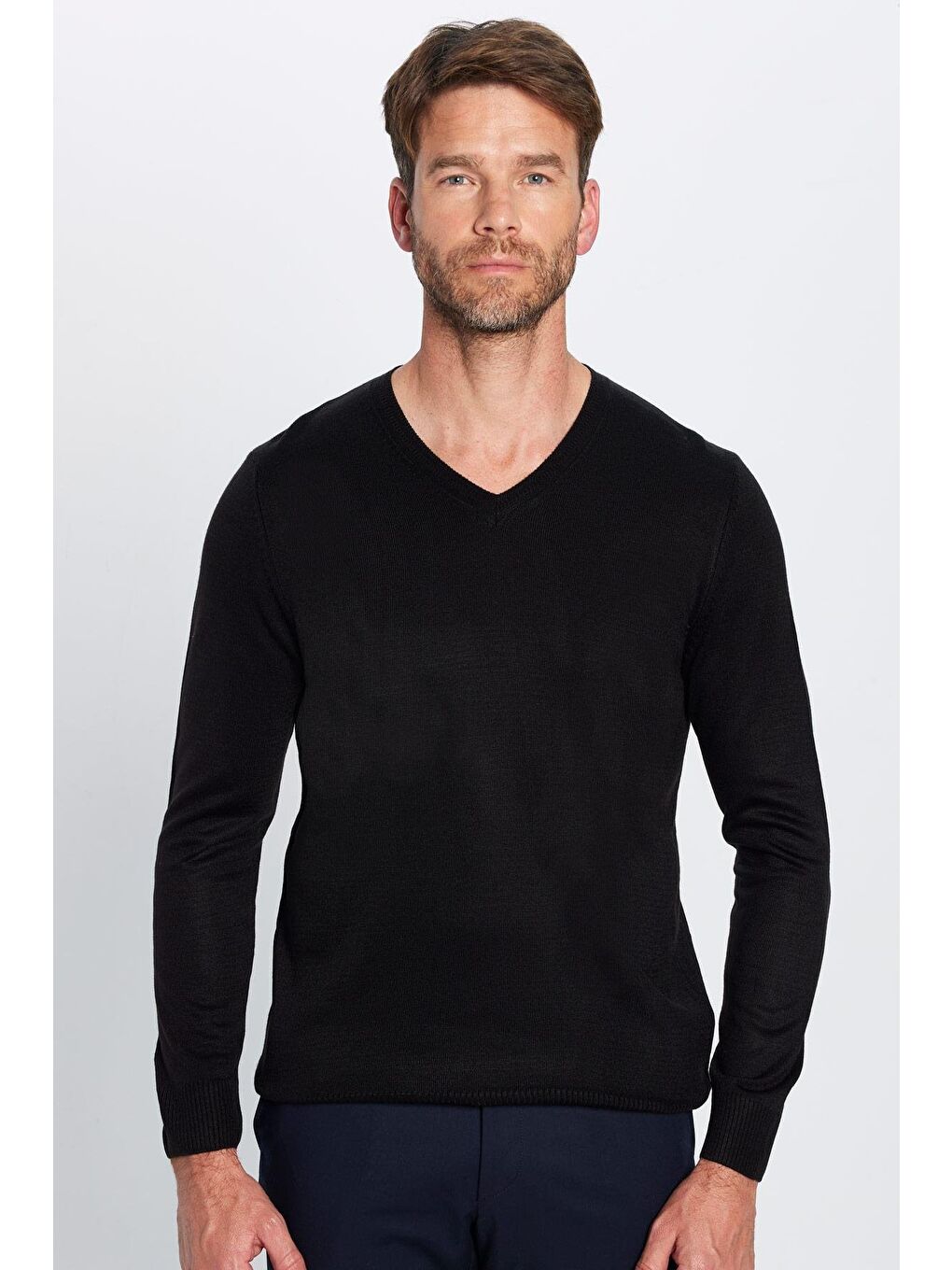 Erkek Standart Fit Normal Kesim Yumuşak Dokulu Tüylenmeyen Siyah V Yaka Triko Kazak-1
