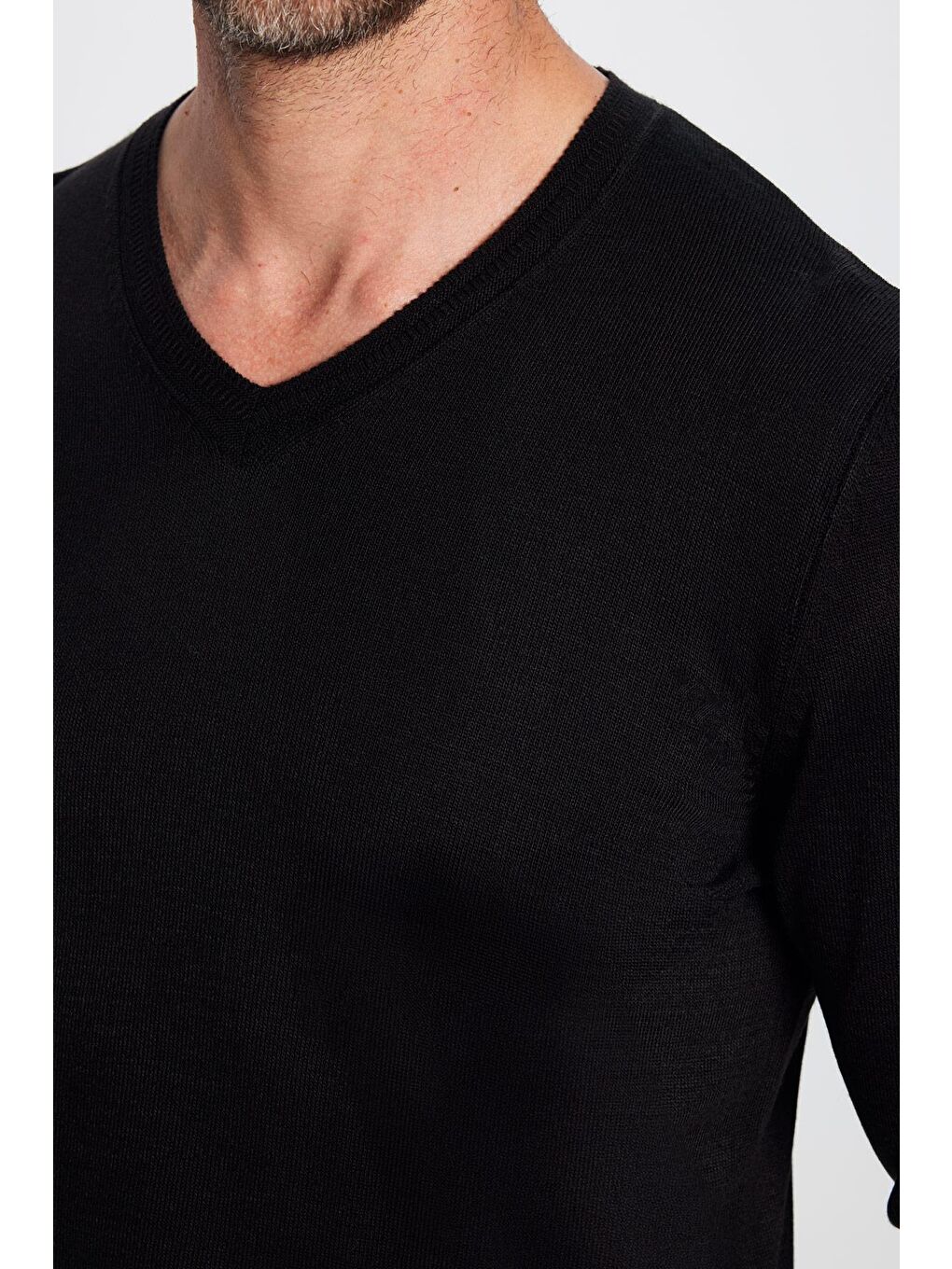 Erkek Standart Fit Normal Kesim Yumuşak Dokulu Tüylenmeyen Siyah V Yaka Triko Kazak-3