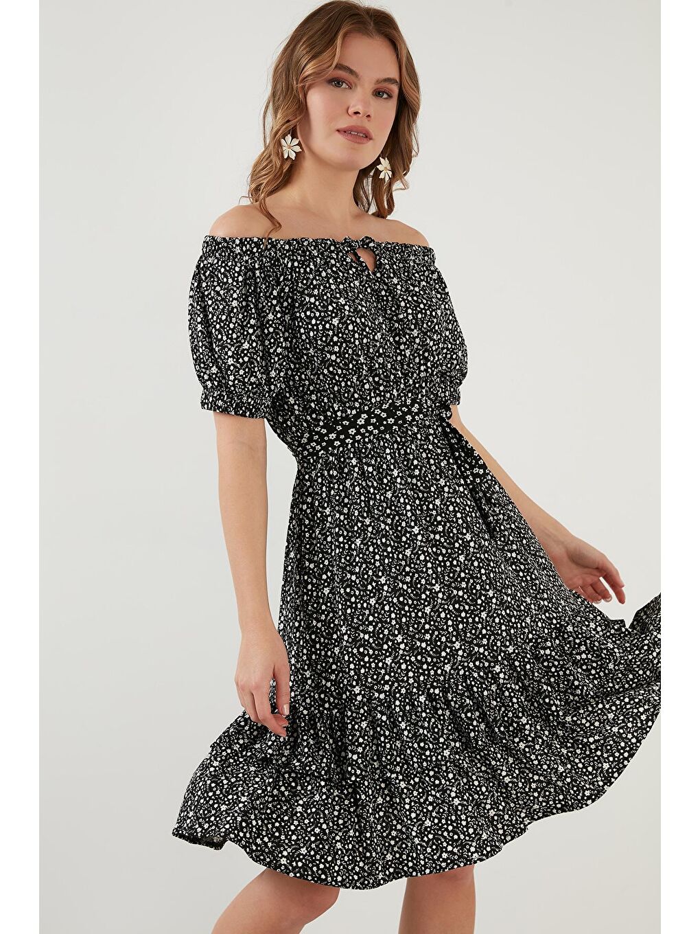 Siyah Carmen Yaka Bağlama Detaylı Volanlı Elbise 5864506Y11-2