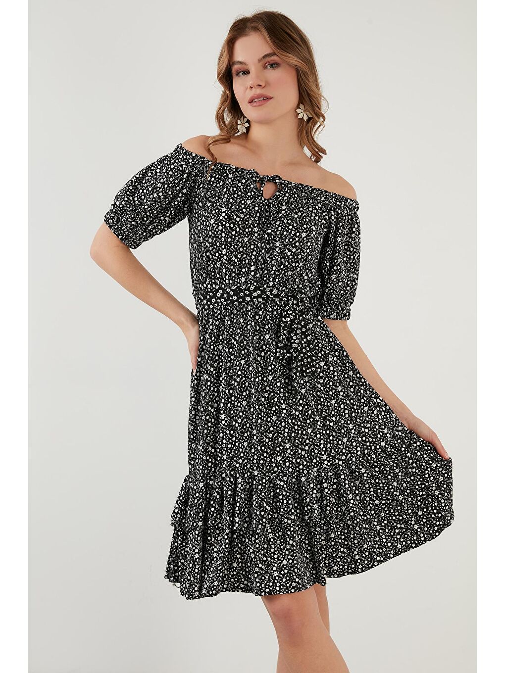 Siyah Carmen Yaka Bağlama Detaylı Volanlı Elbise 5864506Y11-3