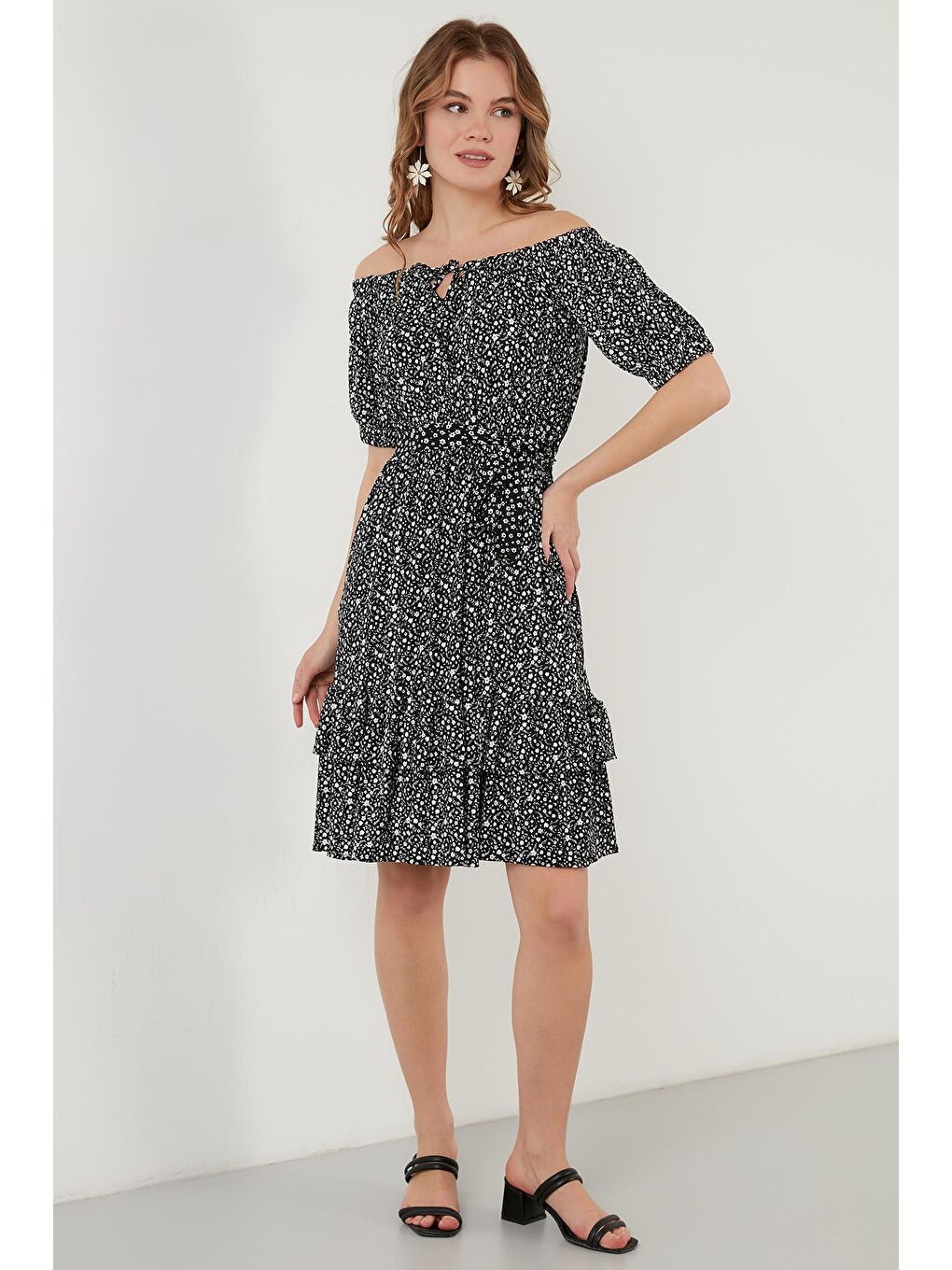 Siyah Carmen Yaka Bağlama Detaylı Volanlı Elbise 5864506Y11-4