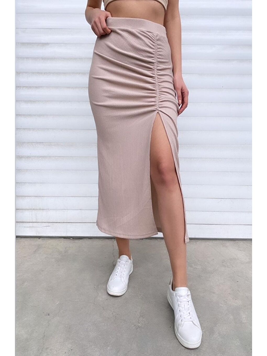 Kadın Bej Derin Yırtmaçlı Elastanlı Büzgülü Kalem Etek-1