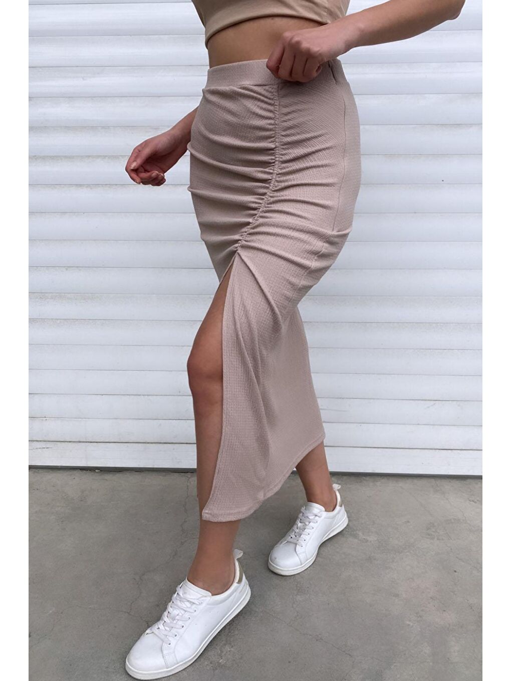 Kadın Bej Derin Yırtmaçlı Elastanlı Büzgülü Kalem Etek-3