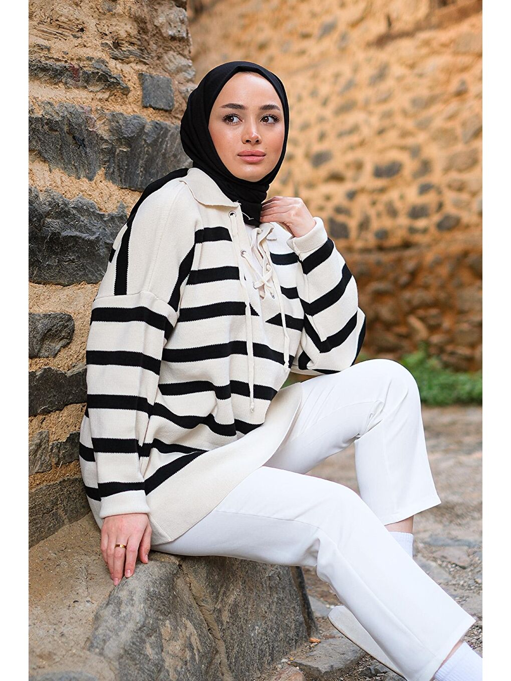 Önü Bağlamalı Polo Yaka Kazak  Beyaz-Siyah-1