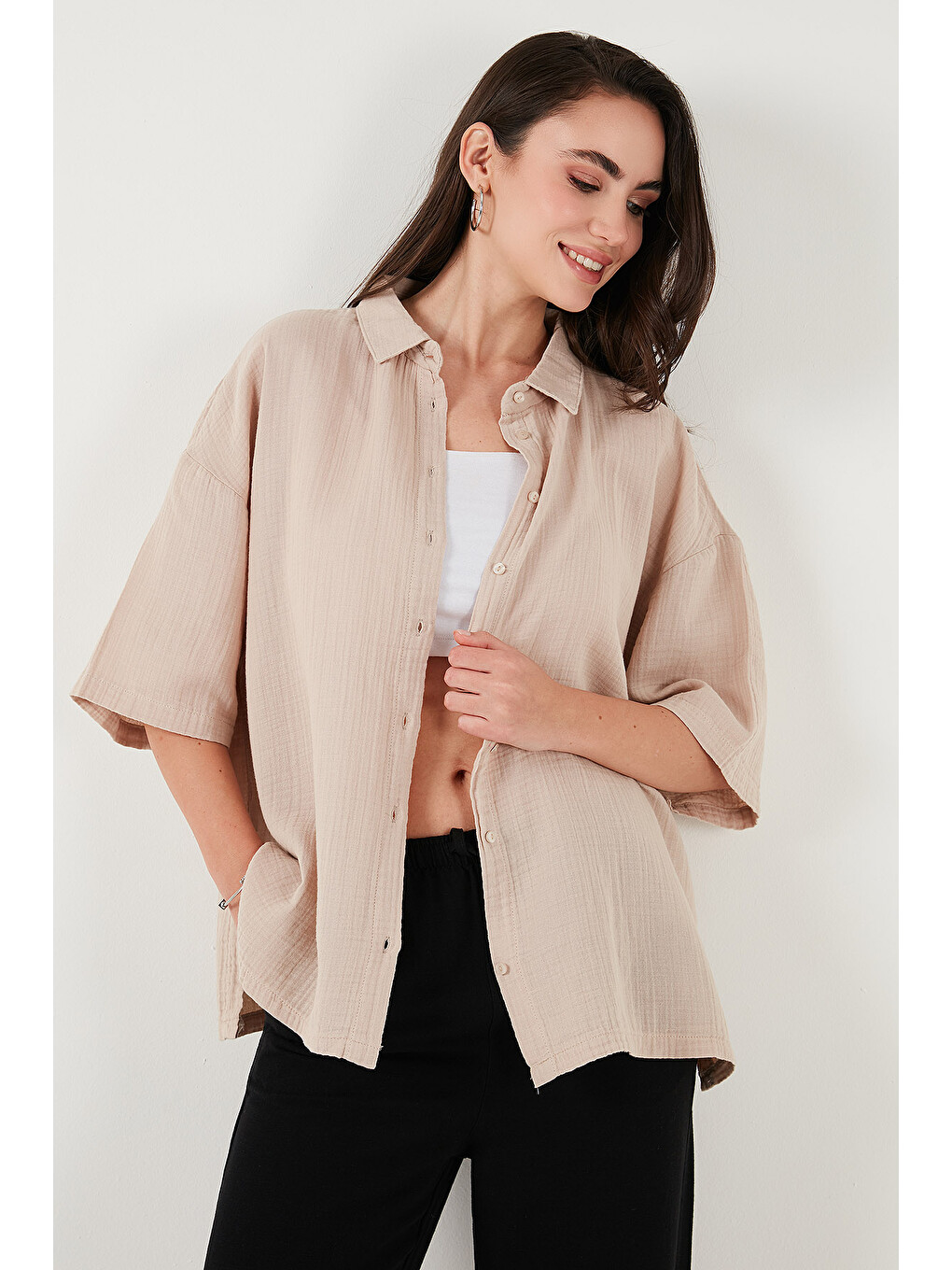 Bej Pamuklu Regular Fit Yırtmaçlı Kısa Kollu Kadın Gömlek Cf25s166965-1