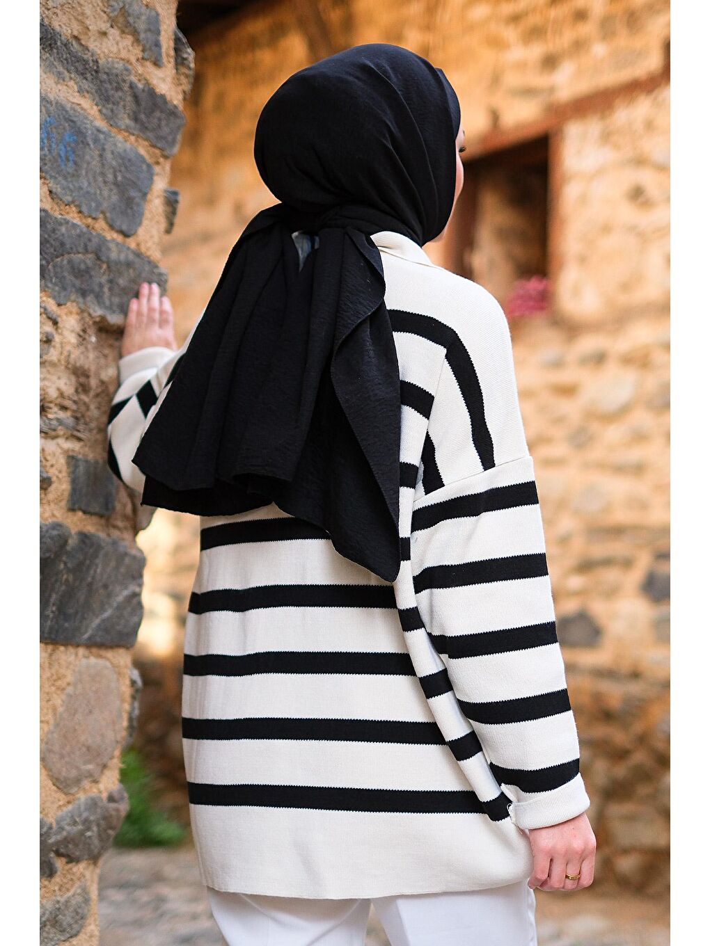 Önü Bağlamalı Polo Yaka Kazak  Beyaz-Siyah-4