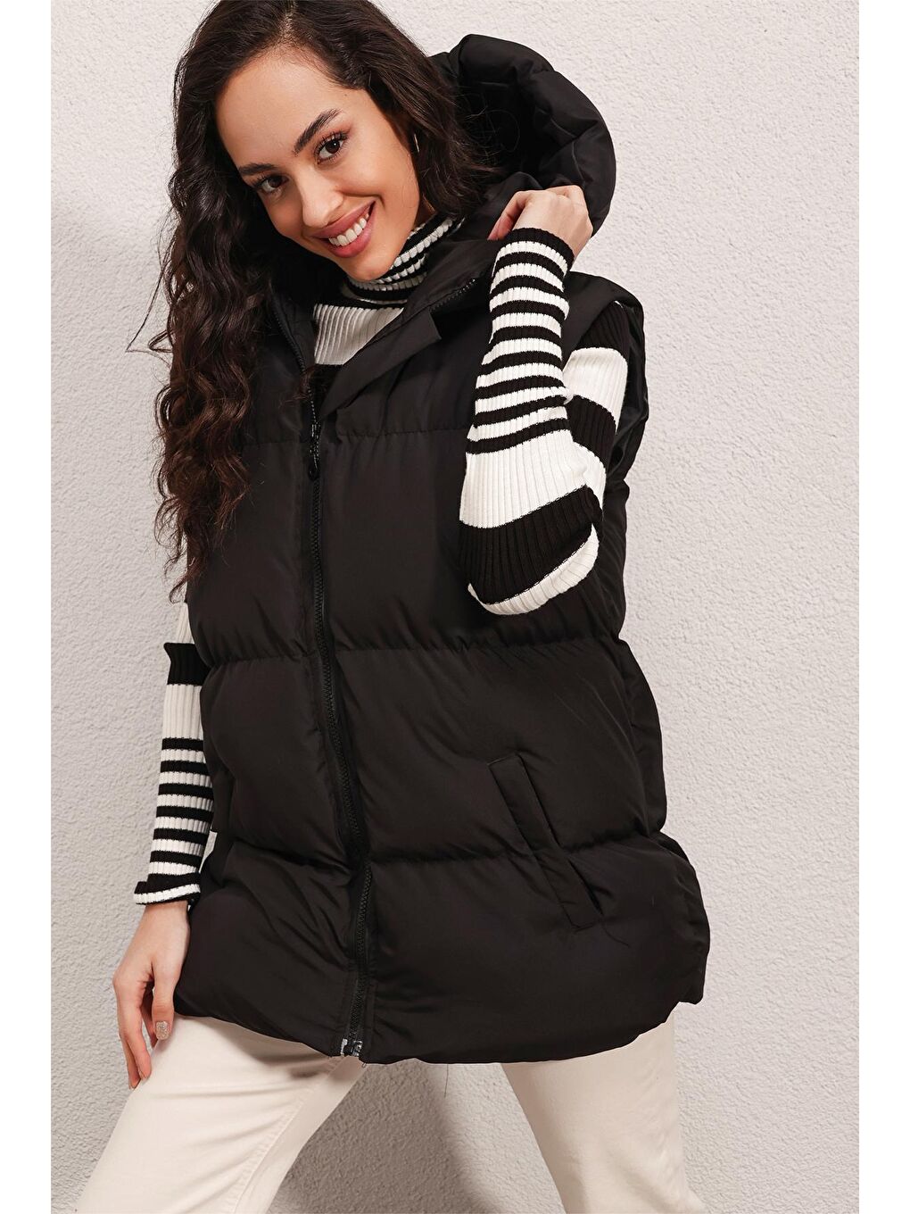 Kadın Siyah Kapüşonlu Fermuarlı Kısa Şişme Yelek