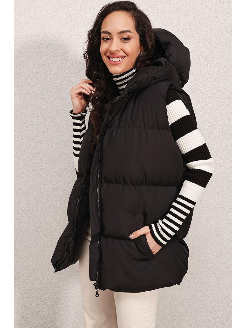 Kadın Siyah Kapüşonlu Fermuarlı Kısa Şişme Yelek-1