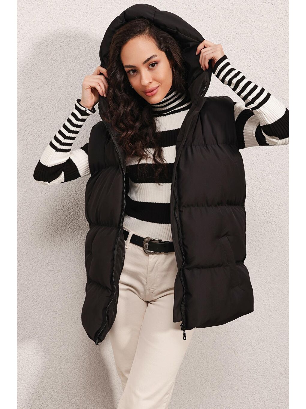 Kadın Siyah Kapüşonlu Fermuarlı Kısa Şişme Yelek-2