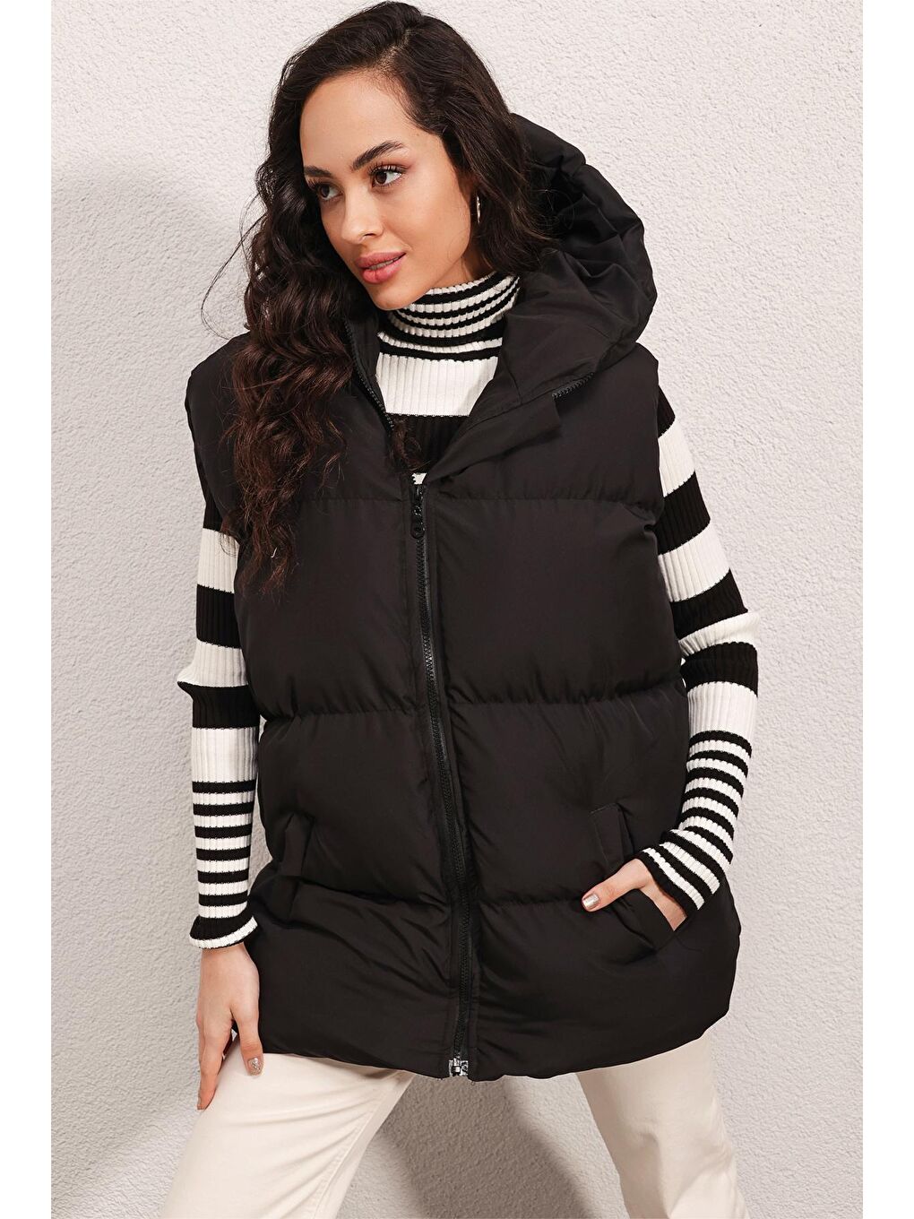 Kadın Siyah Kapüşonlu Fermuarlı Kısa Şişme Yelek-3