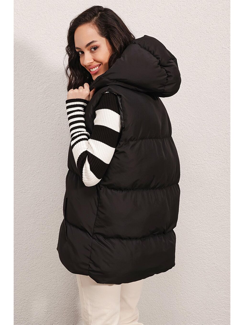 Kadın Siyah Kapüşonlu Fermuarlı Kısa Şişme Yelek-4