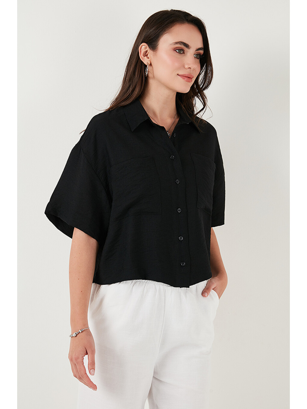 Siyah Regular Fit Cep Detaylı Kısa Kollu Gömlek 6778568-4