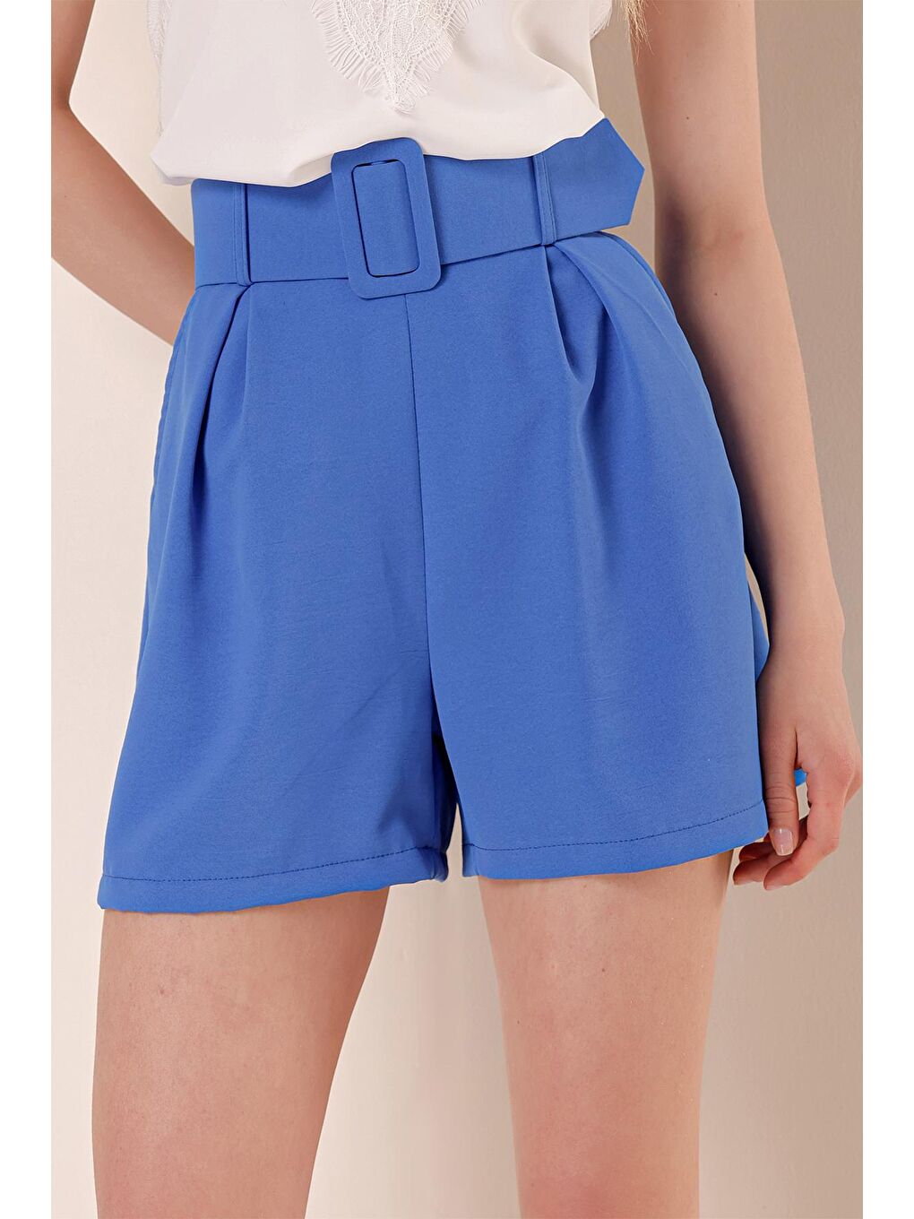Kadın Mavi Kemerli Cepli Dökümlü Şort