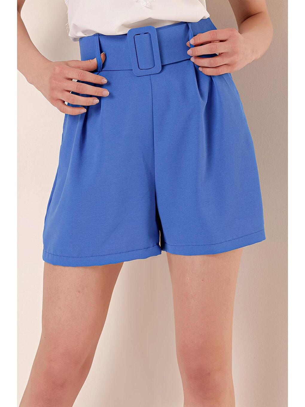 Kadın Mavi Kemerli Cepli Dökümlü Şort-2