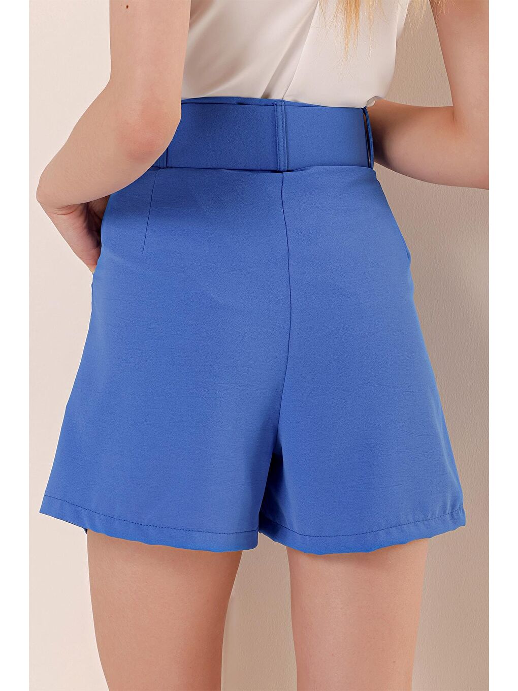 Kadın Mavi Kemerli Cepli Dökümlü Şort-4