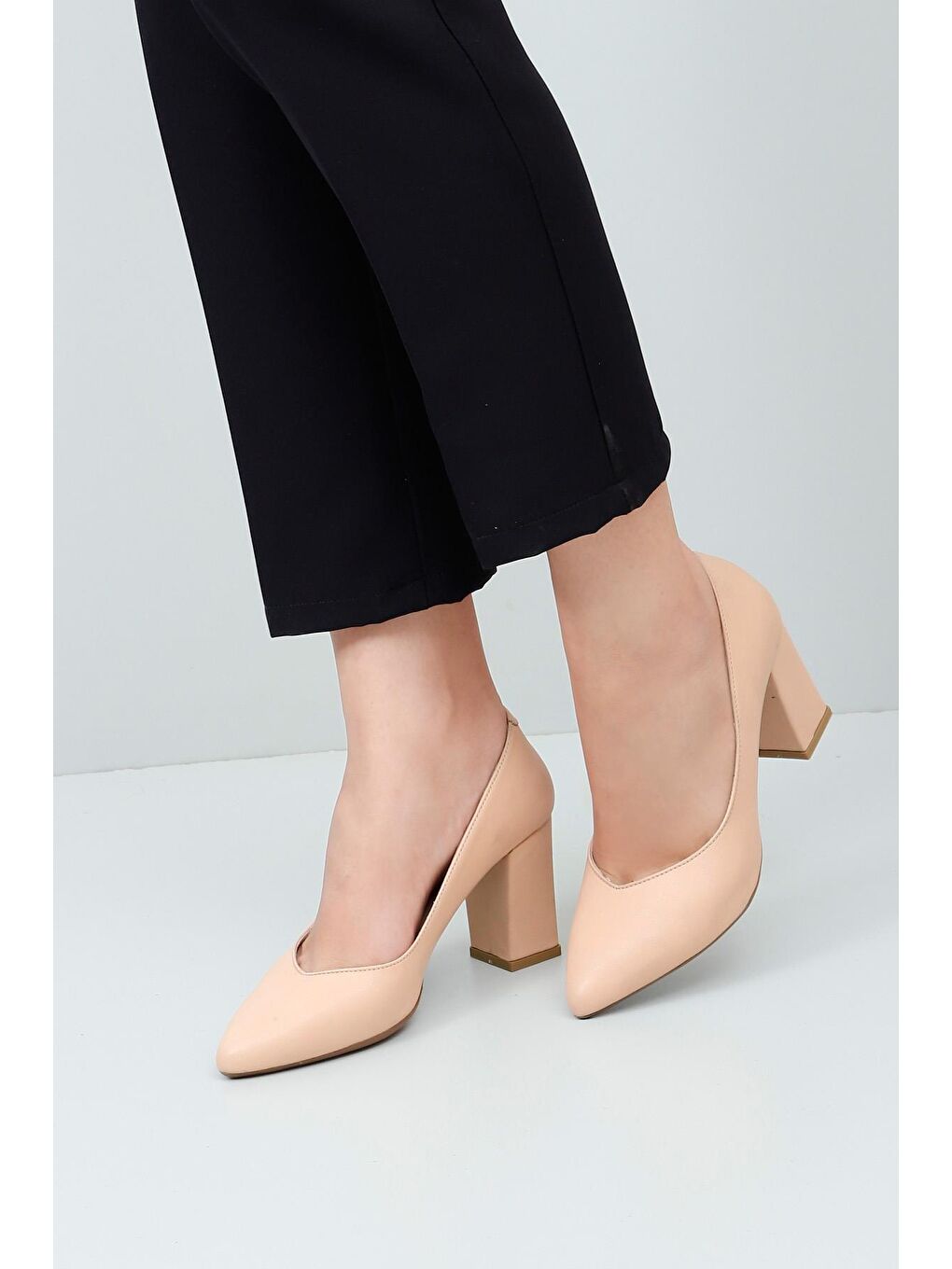 Bej Hakiki Deri Sivri Burun Yüksek Kalın Topuklu Kadın Ayakkabı 24171