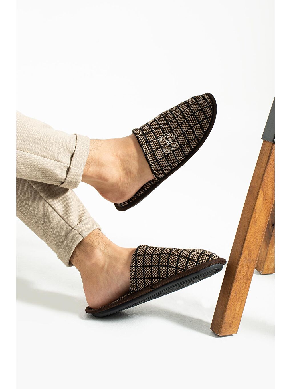 Kahverengi Kare Desenli Önü Kapalı Rahat Taban Erkek Ev Terliği P01-20-23M-1