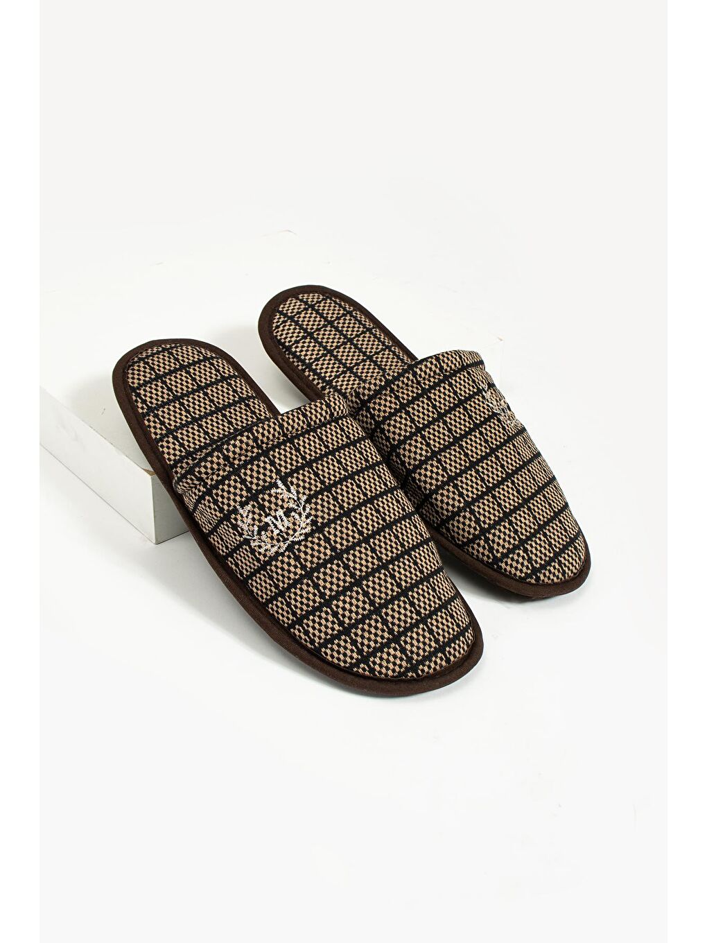 Kahverengi Kare Desenli Önü Kapalı Rahat Taban Erkek Ev Terliği P01-20-23M-2