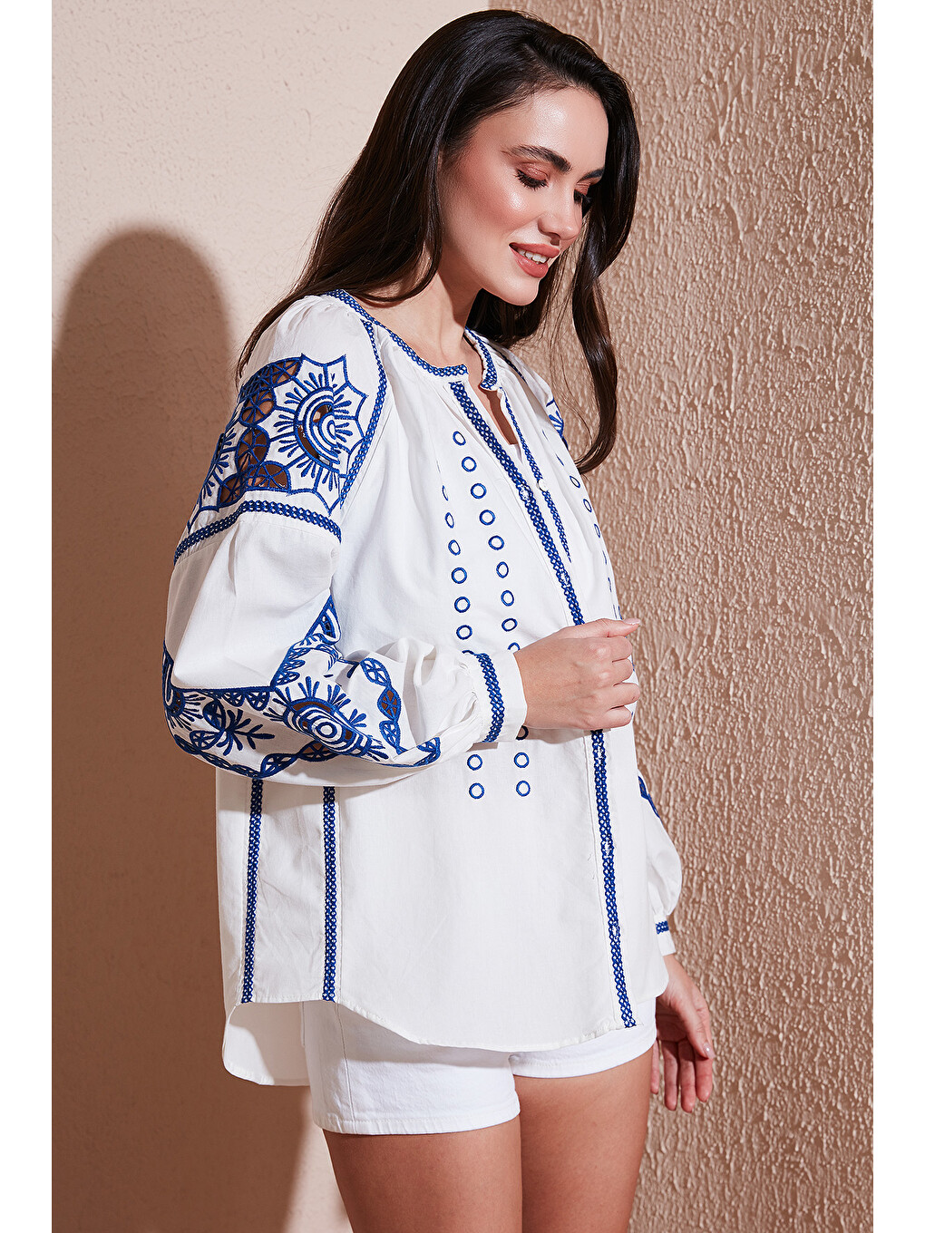 Ekru Nakışlı Oversize Fit Pamuklu V Yaka Kadın Gömlek 676242-1