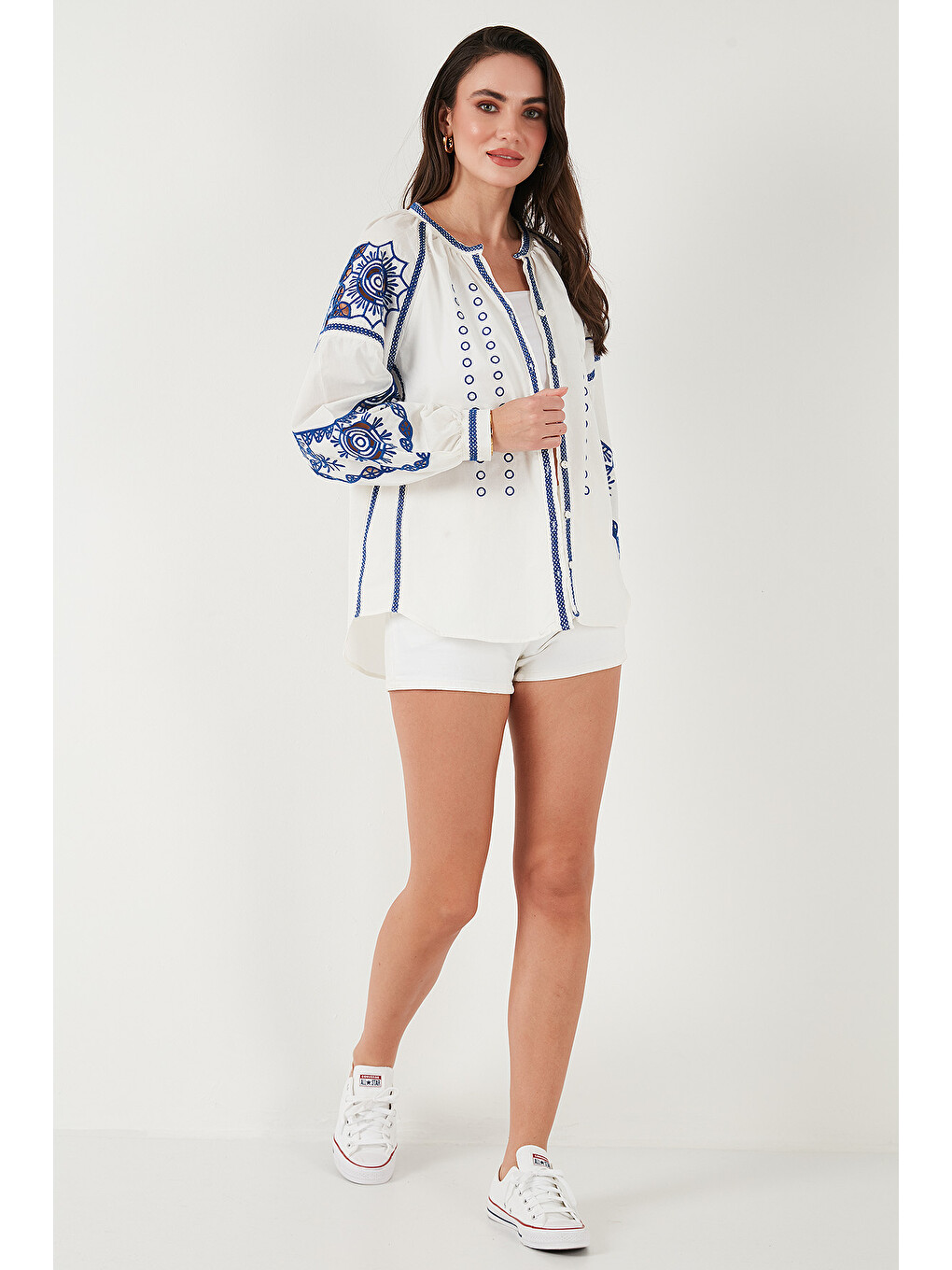 Ekru Nakışlı Oversize Fit Pamuklu V Yaka Kadın Gömlek 676242-2