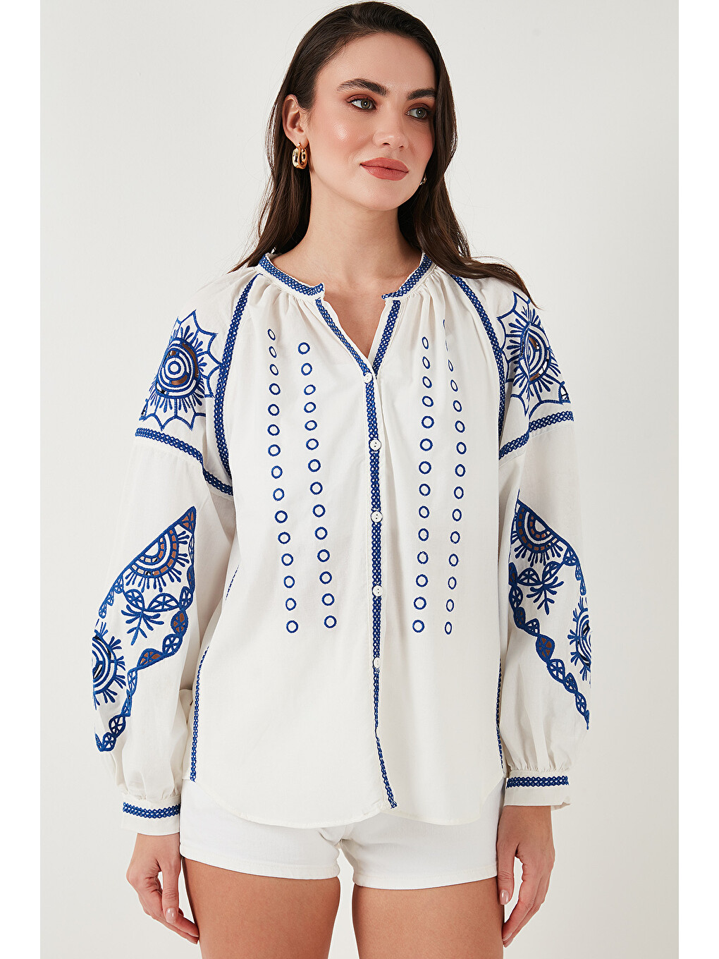 Ekru Nakışlı Oversize Fit Pamuklu V Yaka Kadın Gömlek 676242-4